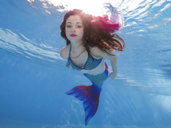 girl swimming underwater
